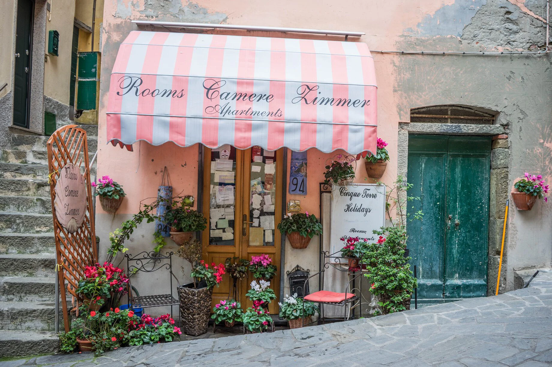 Seguro para Comercio Típica imagen de la puerta de entrada a un hostel en Cinque Terre, Italia.