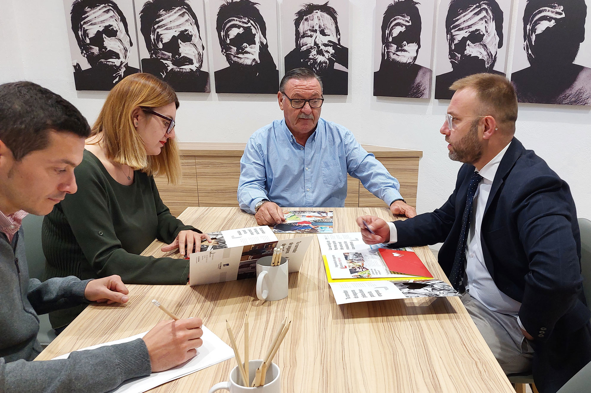 Equipo de trabajo de Segur Torralba revisando las pólizas de una gran empresa. Empresario, es momento de revisar tus seguros.