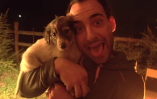 Dos perros sacando la lengua en medio de la noche.