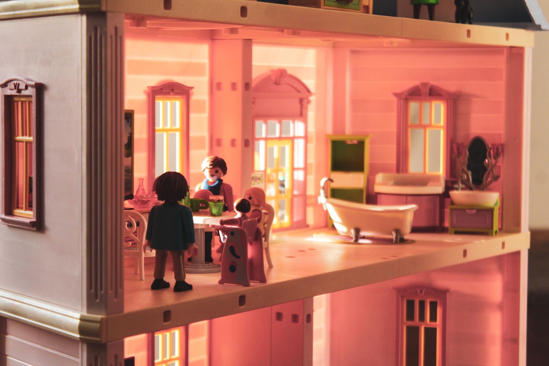 Una familia en su casa de muñecas.
