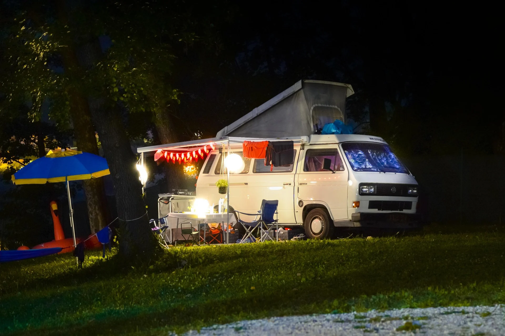 Seguro de Autocaravana Típica autocaravana de los años noventa en un bosque en otoño.