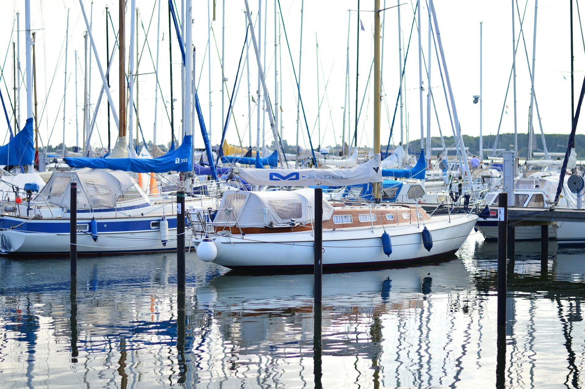 Seguro de embarcaciones Conjunto de barcos de vela amarrados en el muelle.