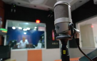 Micrófono en primer plano de un estudio de Radio. Willy ¡no hacía falta engañar a tus colegas de COPE! Si necesitas un seguro de Salud en Segur Torralba lo tenemos.