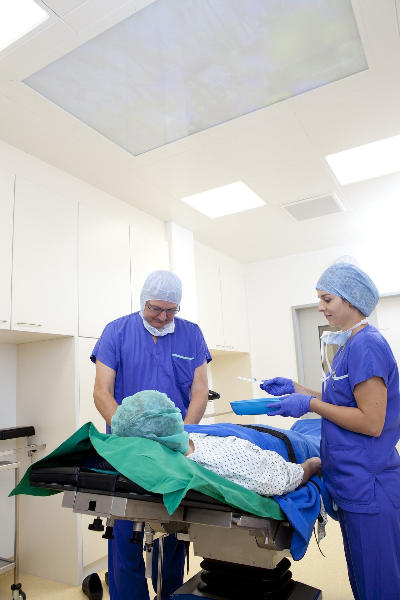 Sala de operaciones en el que una médica y un médico atienden a un paciente. Si necesitas un seguro de Salud en Segur Torralba lo tenemos.