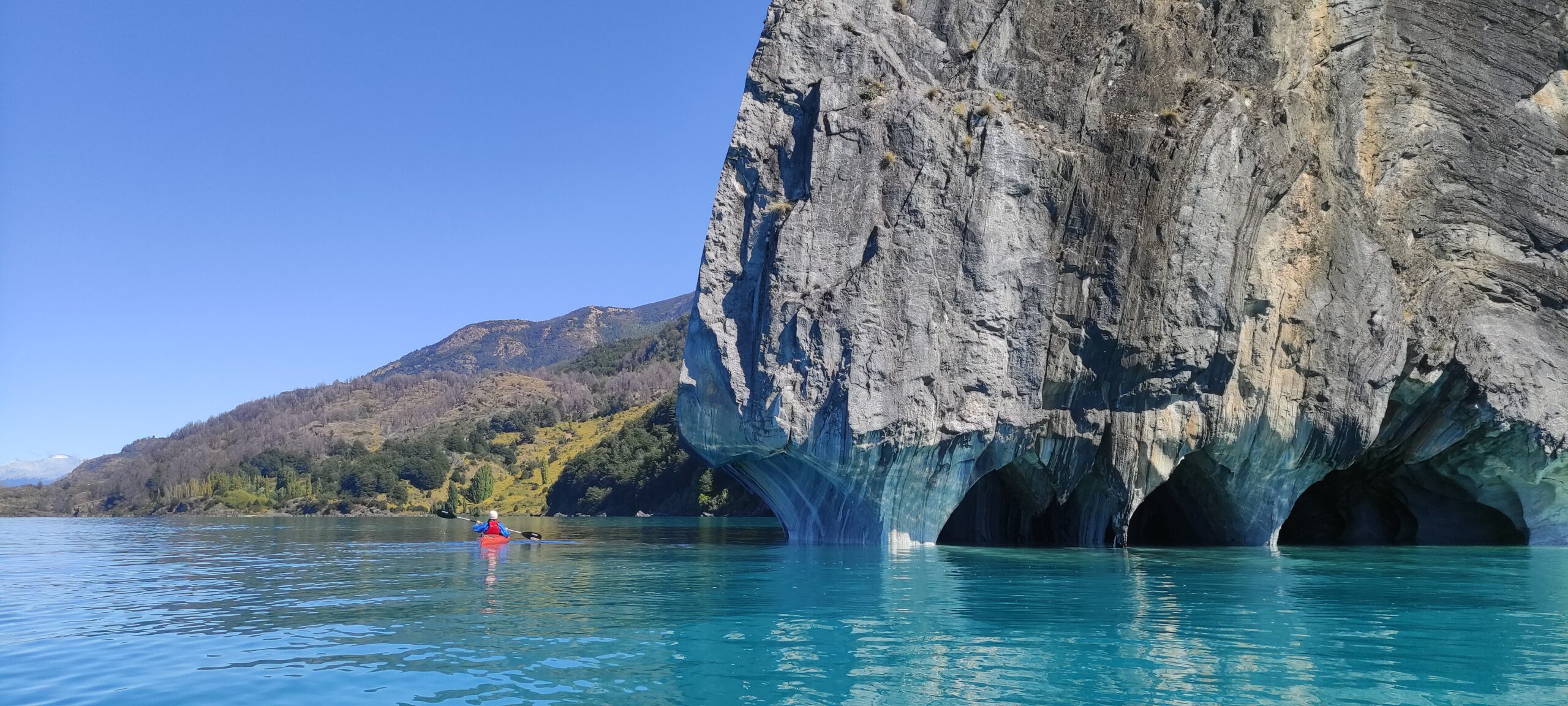 La modelo Tamara Pinuer en Kayak en el Lago General Carrera de Chile.