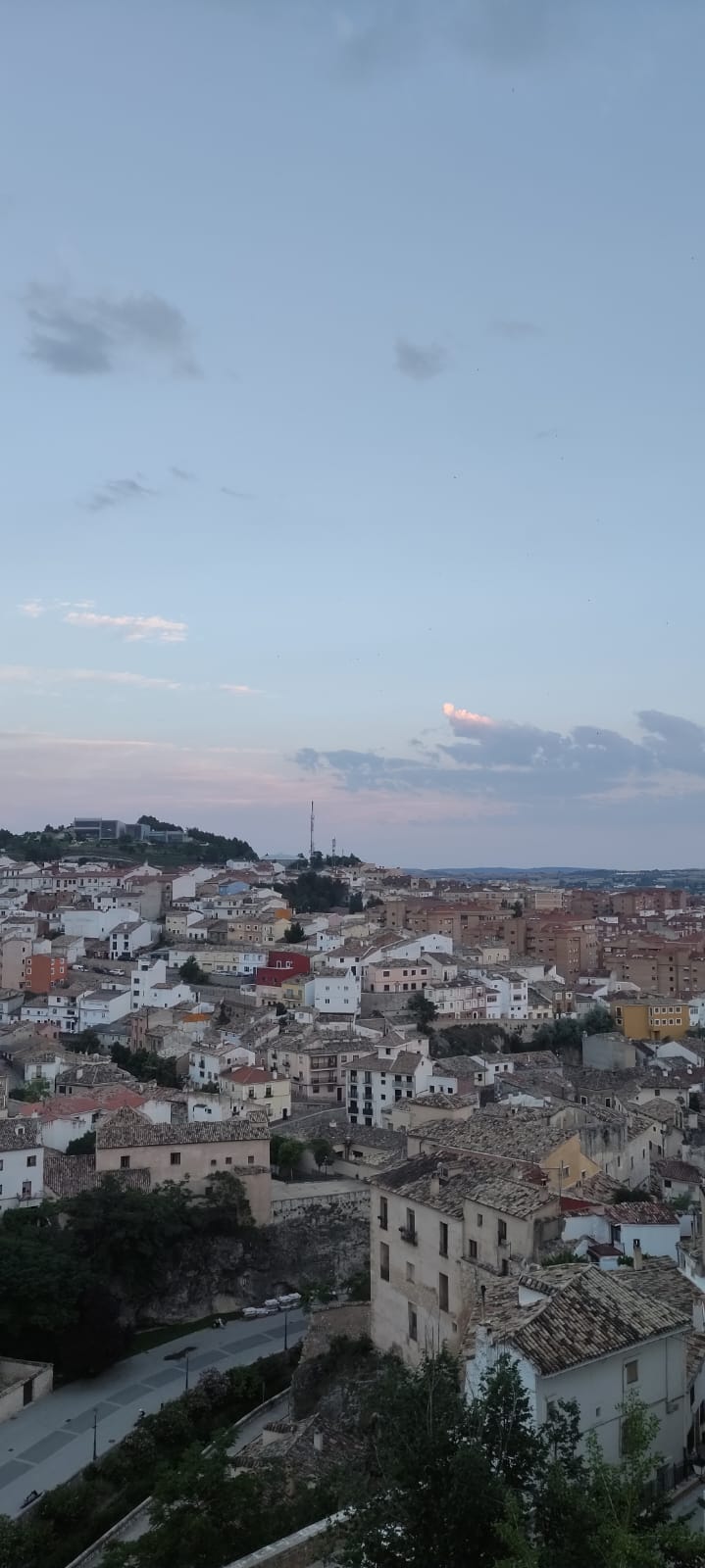 Vista de la cuidad de Cuenca, España, desde la hoz del Huécar. ¿Qué regula y cómo funciona la nueva ley de vivienda? Seguro de Impago de alquiler.