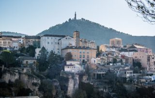 Vista de la ciudad de Cuenca, España, desde la hoz del Júcar.
