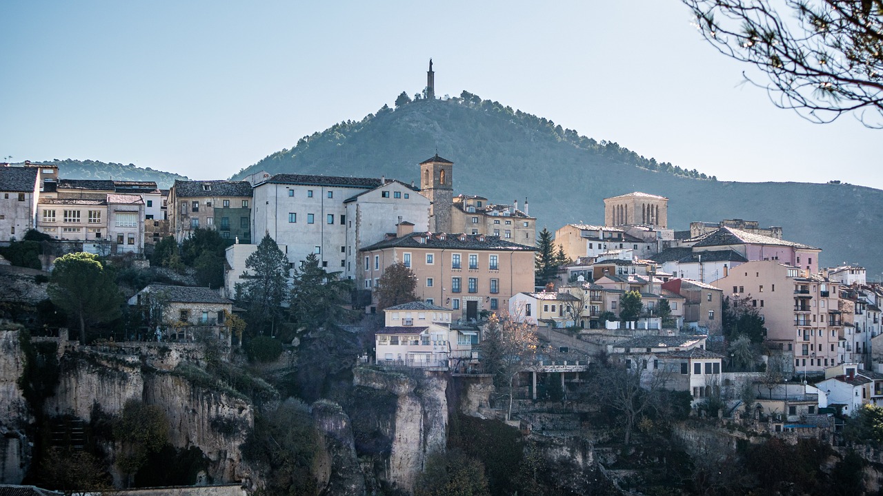 Vista de la ciudad de Cuenca, España, desde la hoz del Júcar. ¿Qué regula y cómo funciona la nueva ley de vivienda? Seguro de Impago de alquiler para estar preparado para los cambios de la nueva Ley de Vivienda.