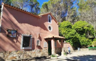 Protege tu vivienda en verano con un seguro de hogar integral. Fachada de la Ermita de San Julián el tranquilo.