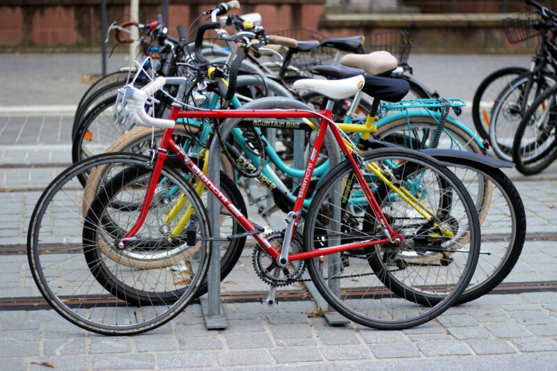 Bicicletas aparcadas en una calle de Cuenca. Seguro de bicicletas con responsabilidad Civil.