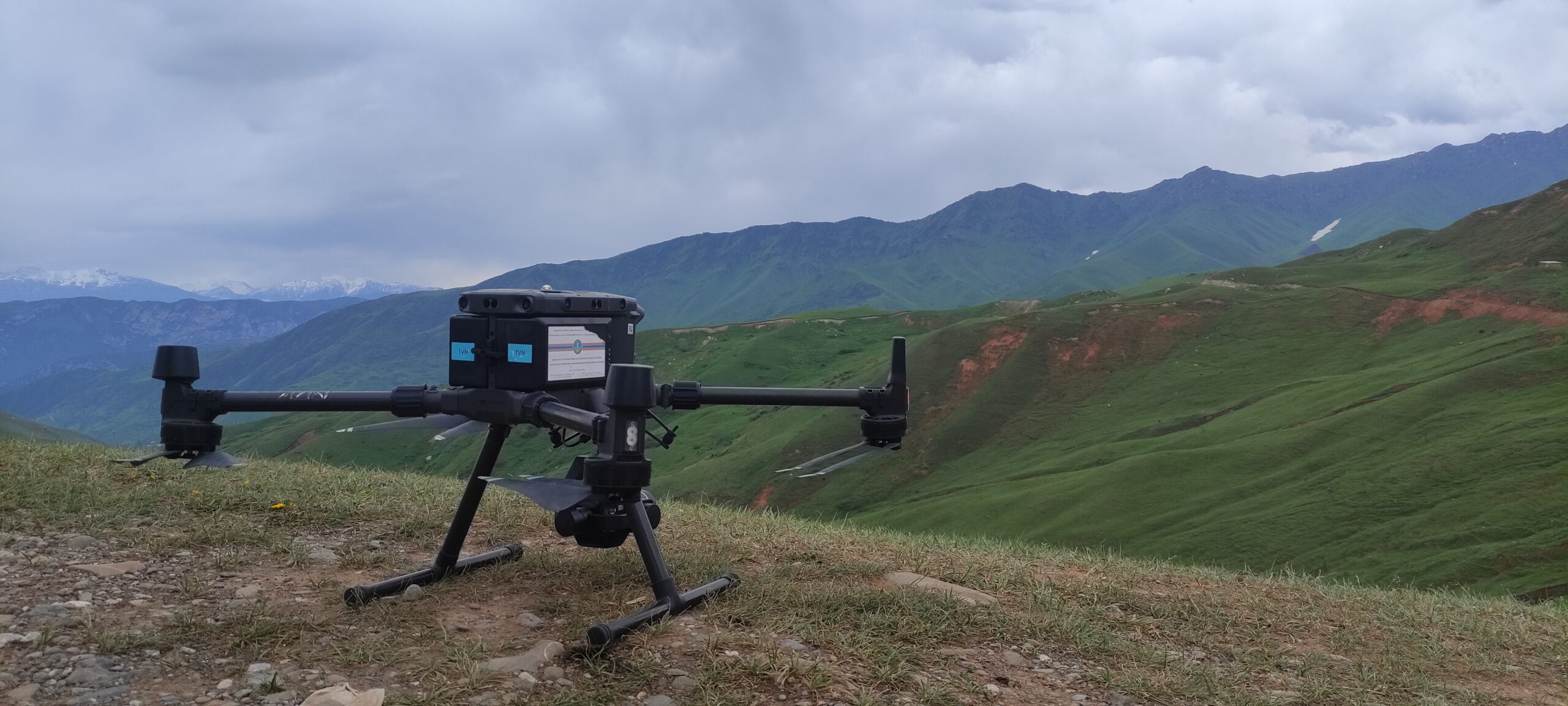 Dron preparado para volar en un proyecto de investigación. Seguro de Responsabilidad Civil, a terceros e integral para drones recreativos, profesionales y de investigación.