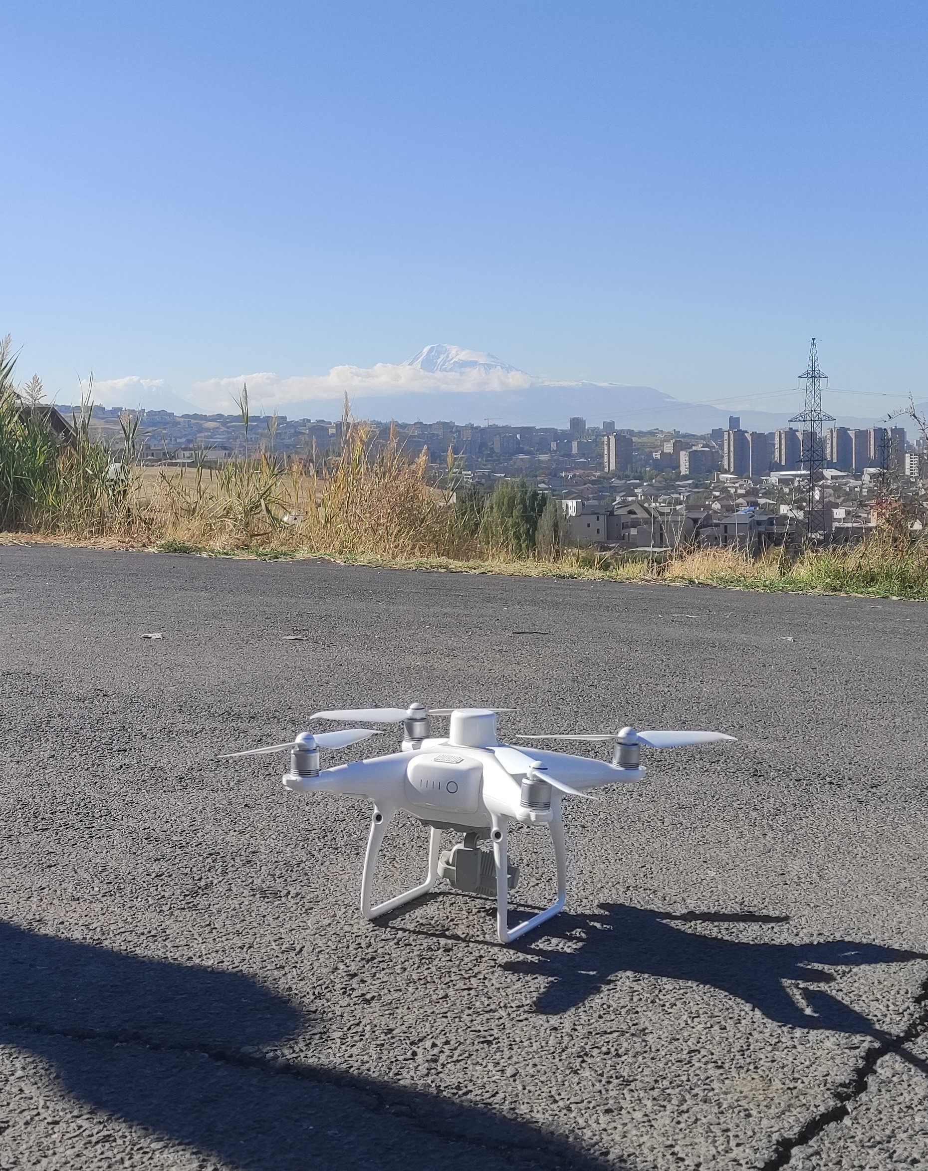 Dron recreativo preparado para volar en frente del Monte Ararat en Ereván. Seguro de Responsabilidad Civil para drones recreativos, profesionales y de investigación.