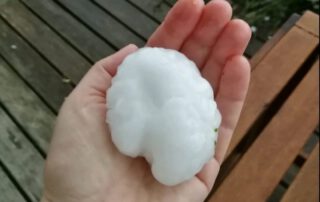 Bola de granizo en una tormenta de verano. Mejora tu seguro del automóvil incluyendo la póliza de protección contra fenómenos de la naturaleza.