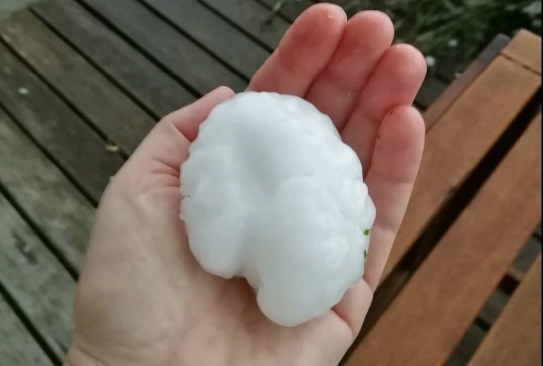 Bola de granizo en una tormenta de verano. Mejora tu seguro del automóvil incluyendo la póliza de protección contra fenómenos de la naturaleza.