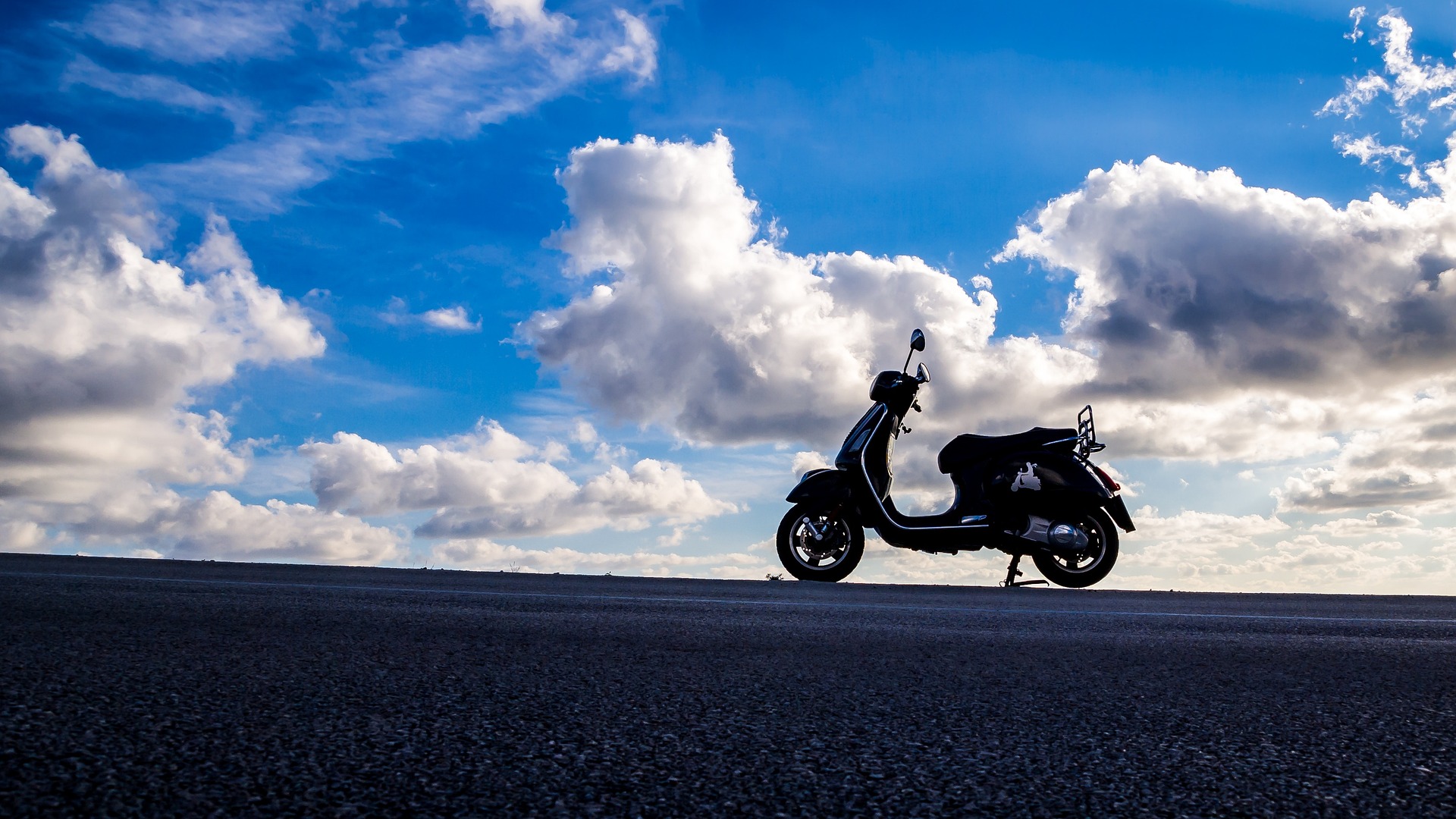 Vespa aparcada cerca del horizonte. Seguro de moto a tu medida.