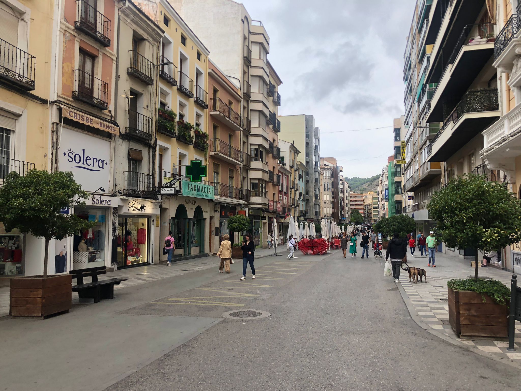 La calle Carretería de Cuenca en la actualidad. Si tienes un local comercial, una oficina, un restaurante o una tienda, los seguros de comercio son una herramienta fundamental para proteger tu inversión y garantizar la estabilidad de tu negocio.