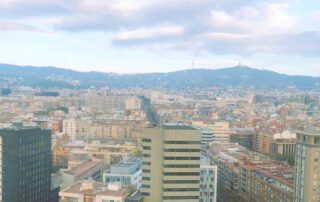 Vista panorámica de Barcelona, desde Sants a Montjuic. Seguros para edificios vecinales, comunidades de chalés y naves industriales.