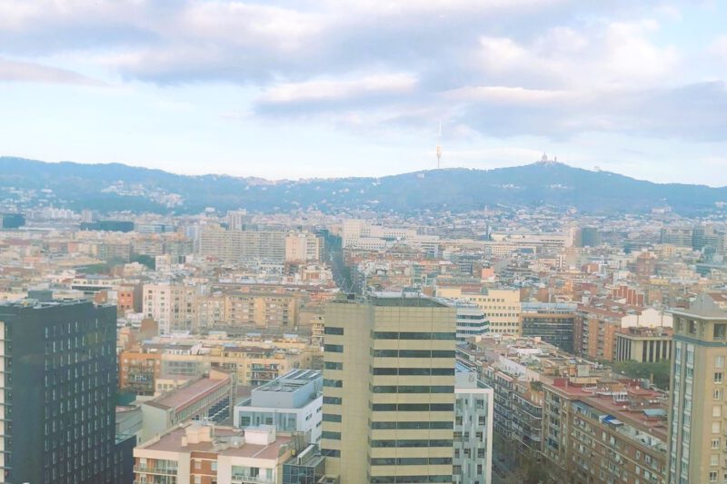 Vista panorámica de Barcelona, desde Sants a Montjuic. Seguros para edificios vecinales, comunidades de chalés y naves industriales.