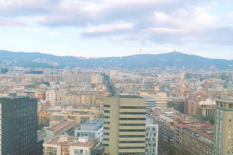 Vista panorámica de Barcelona, desde Sants a Montjuic. Seguros para edificios vecinales, comunidades de chalés y naves industriales.