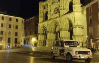El coche 4L de Segur Torralba parado en la plaza mayor de Cuenca de noche.