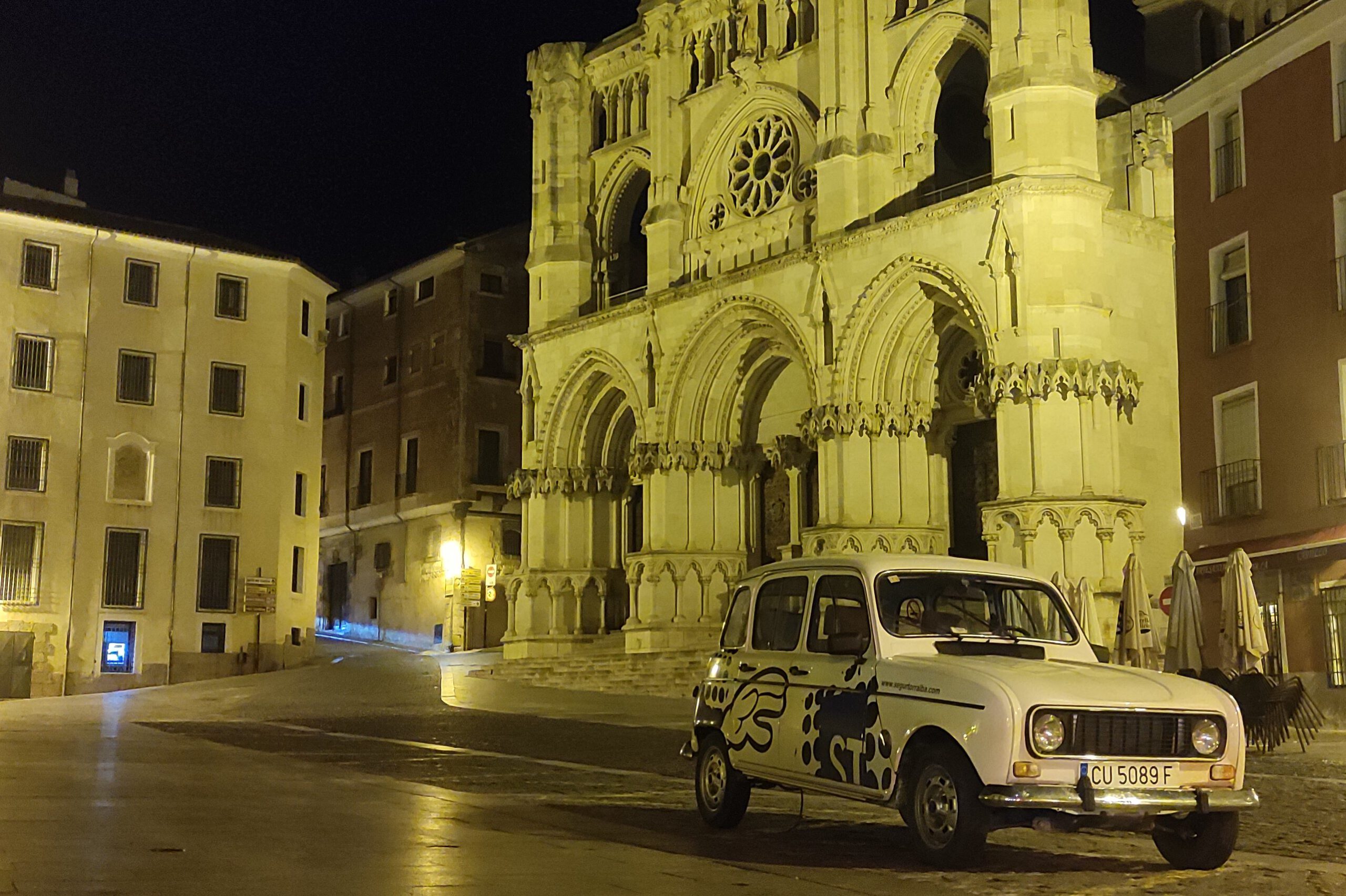 El coche 4L de Segur Torralba parado en la plaza mayor de Cuenca de noche.