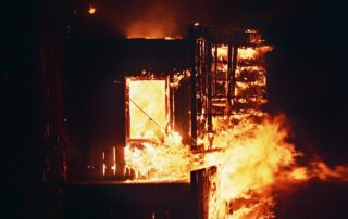 Incendio de Valencia en febrero de 2024. Las llamas devoran el edificio. La tragedia subraya la necesidad de revisar detenidamente las pólizas y buscar asesoramiento de corredurías profesionales para garantizar una protección adecuada.