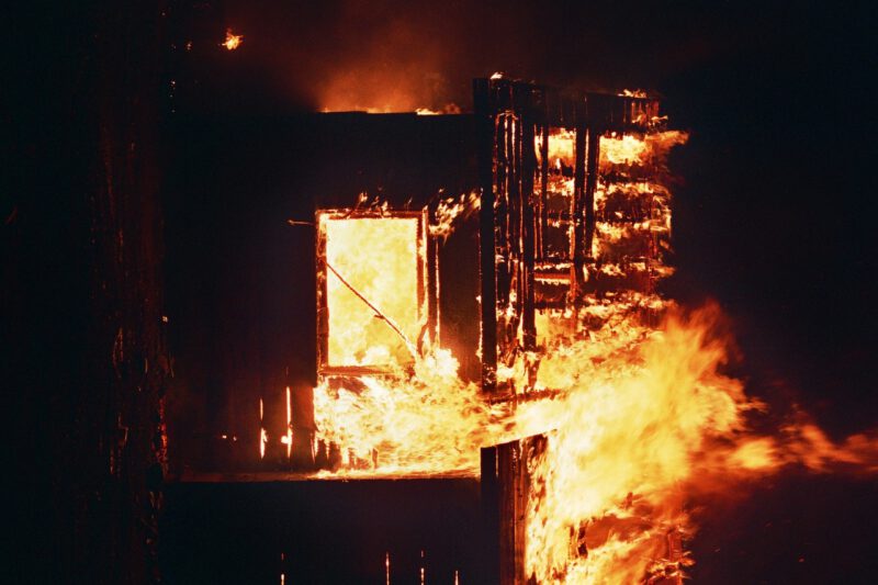 Incendio de Valencia en febrero de 2024. Las llamas devoran el edificio. La tragedia subraya la necesidad de revisar detenidamente las pólizas y buscar asesoramiento de corredurías profesionales para garantizar una protección adecuada. Coberturas del seguro de hogar en un incendio.
