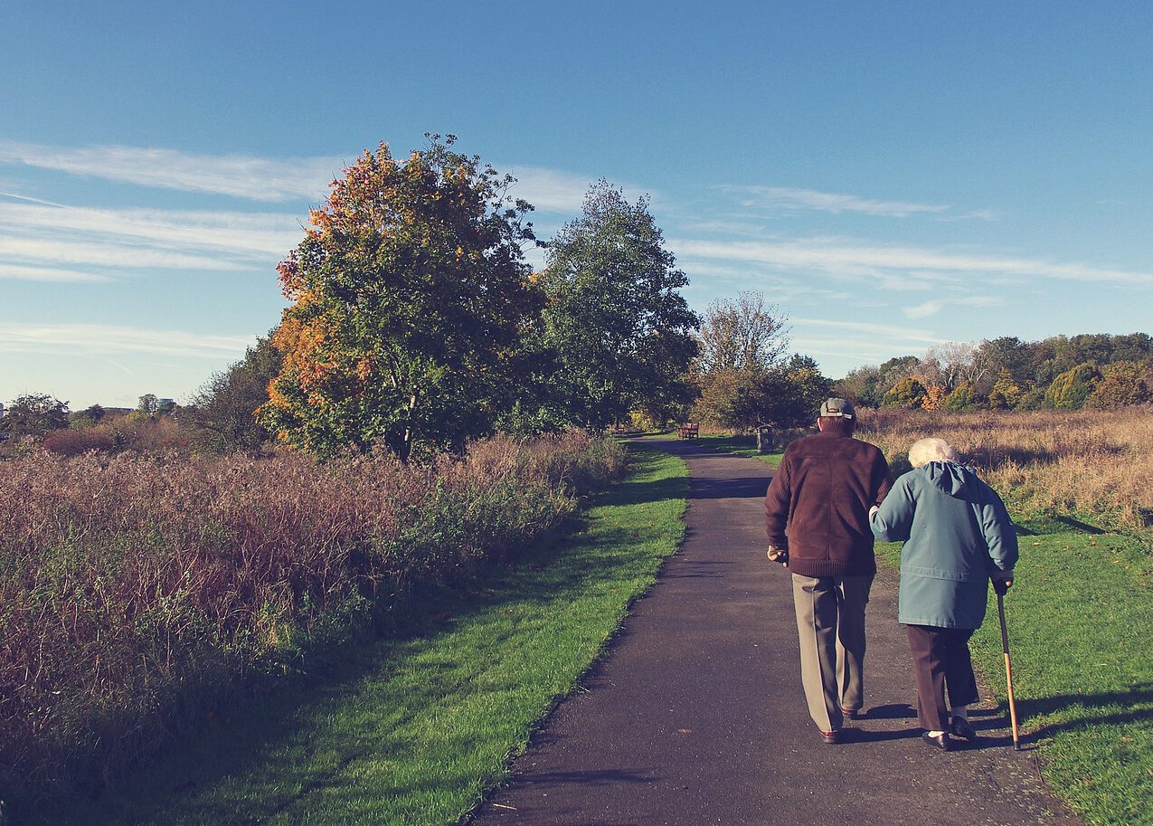 Dos abuelitos pasean por los caminos de la Serranía de Cuenca. Seguro de ahorro personalizado en Segur Torralba. Sea cual sea tu meta, nosotros te ayudaremos a alcanzarla.