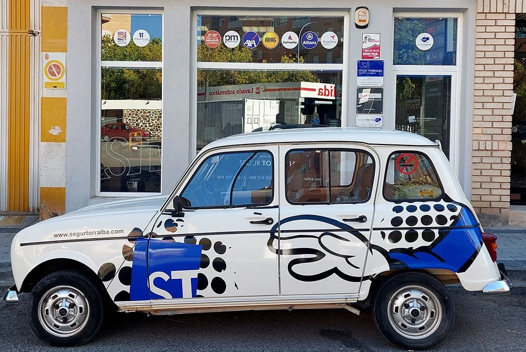 Típica autocaravana de los años noventa en un bosque en otoño.