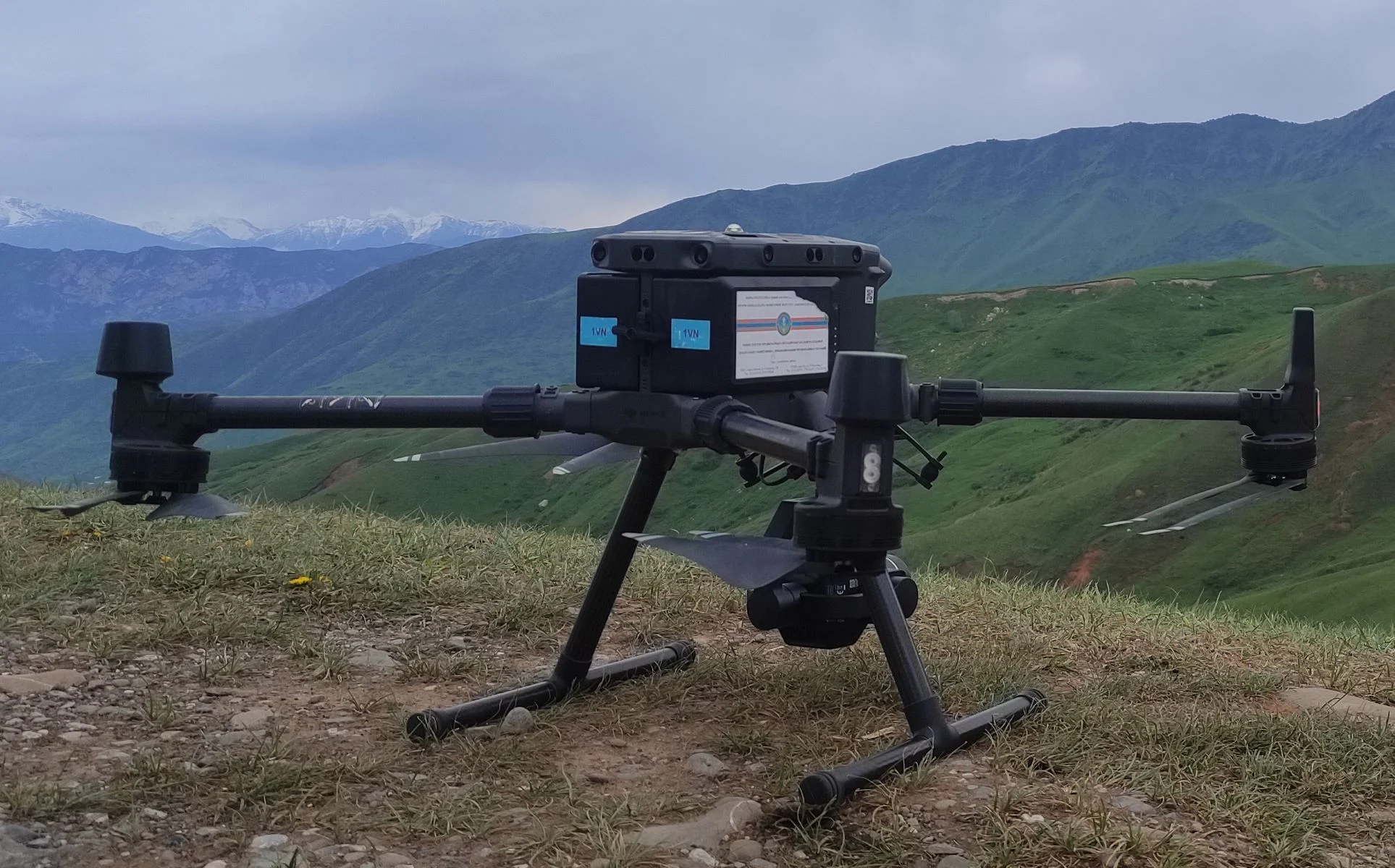 Típica autocaravana de los años noventa en un bosque en otoño.