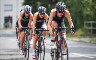 Una ciclistas en el Campeonato de España de Triatlón en Cuenca. Seguros de responsabilidad civil y de accidentes colectivos para actividades deportivas. Eventos deportivos en Cuenca en 2024. Región Europea del deporte 2024.