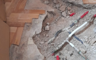 Se rompe una tubería en medio de la casa, lo que provoca una inundación tanto en la vivienda como en la del vecino de abajo. Seguro de hogar de Segur Torralba.