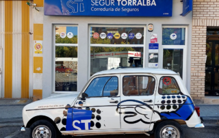 Fachada y coche promocional de Segur Torralba en la Avenida Reyes Católicos. Actualiza tus Seguros Personales en Segur Torralba.