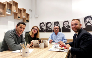 Equipo de Segur Torralba en la sala de reuniones de la Oficina de Avenida Reyes Católicos en Cuenca. Actualiza los seguros de tu empresa