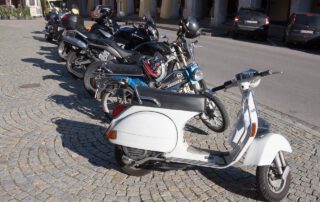 Motos y scooters de diferentes tipos aparcadas en Cuenca, Castilla-La Mancha.