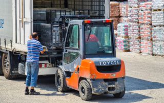 Carretilla elevadora autopropulsada operando en una empresa logística, ejemplo de maquinaria que puede requerir seguro obligatorio de circulación según la nueva normativa.