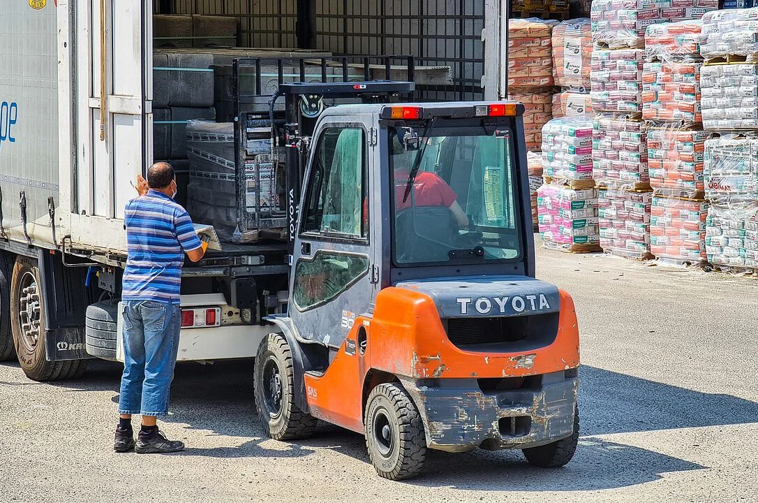 Carretilla elevadora autopropulsada operando en una empresa logística, ejemplo de maquinaria que puede requerir seguro obligatorio de circulación según la nueva normativa.