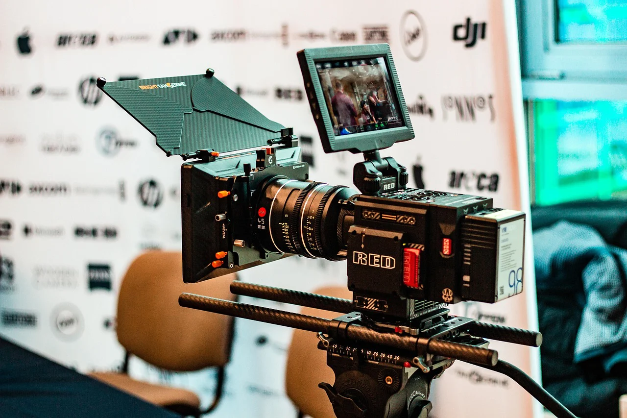 Cámara profesional de vídeo con objetivo, monitor y accesorios, protegible con el Seguro de Cámaras de Fotos y Vídeo de Segur Torralba.
