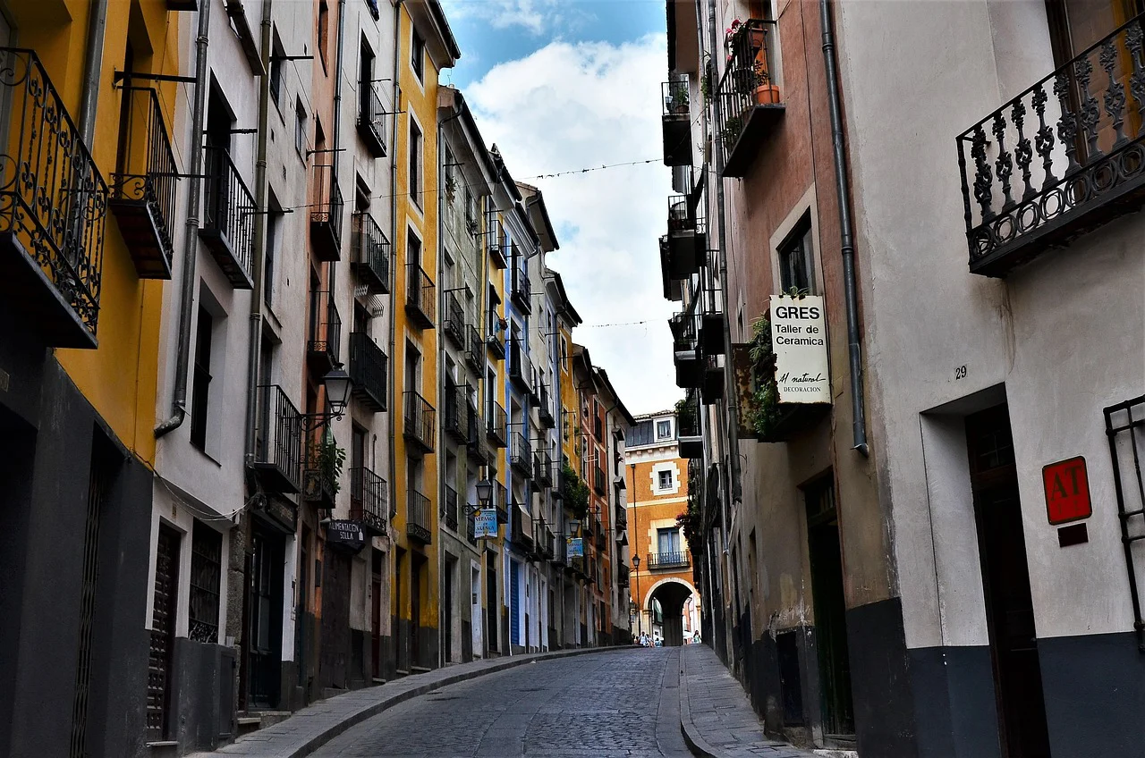 Calle del casco histórico de Cuenca en dirección al Ayuntamiento, ejemplo de entorno urbano gestionado por una entidad local.