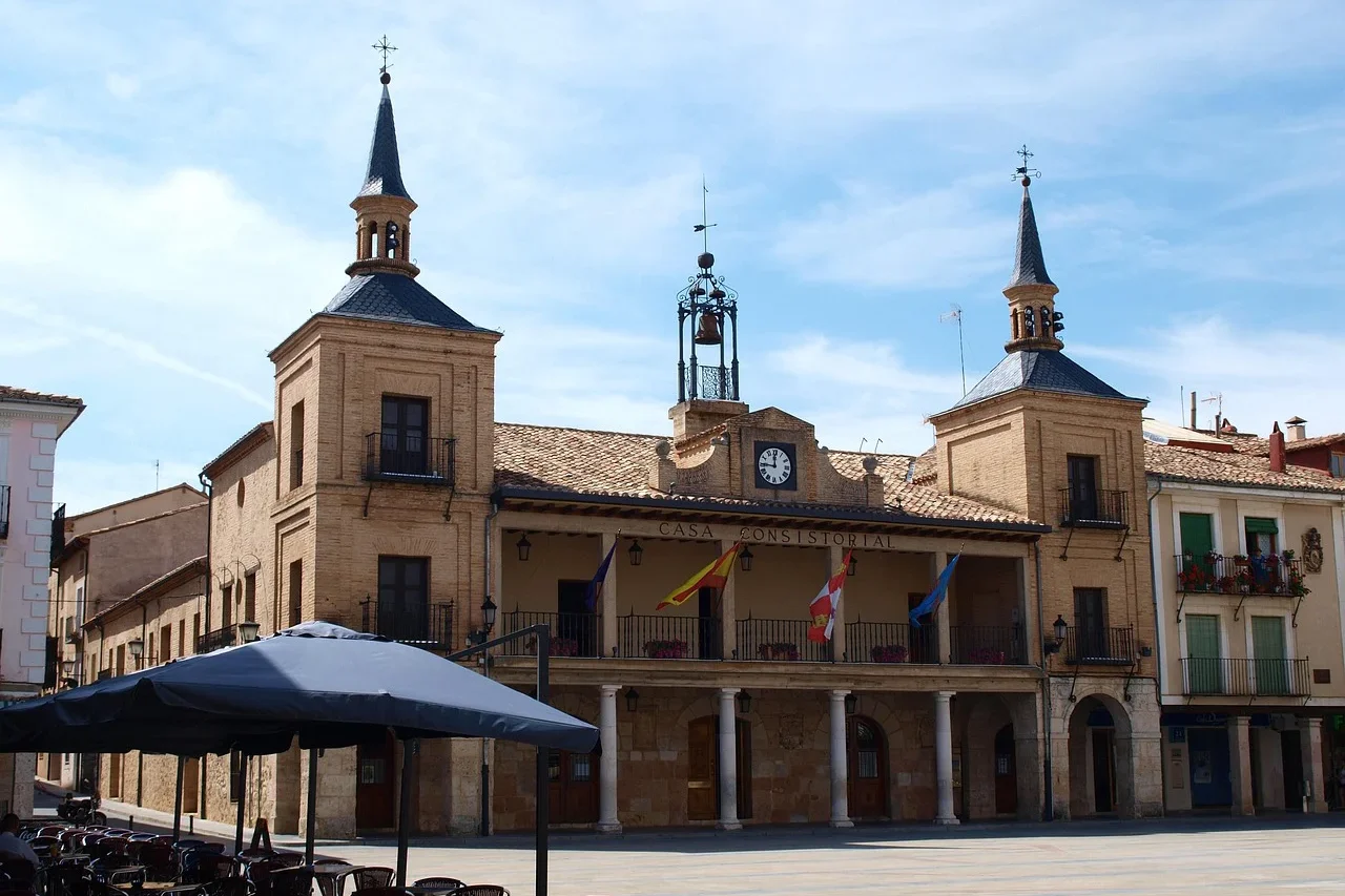 Seguro para Ayuntamientos Casa consistorial de El Burgo de Osma, ejemplo de patrimonio municipal protegible mediante seguros para ayuntamientos de Segur Torralba.
