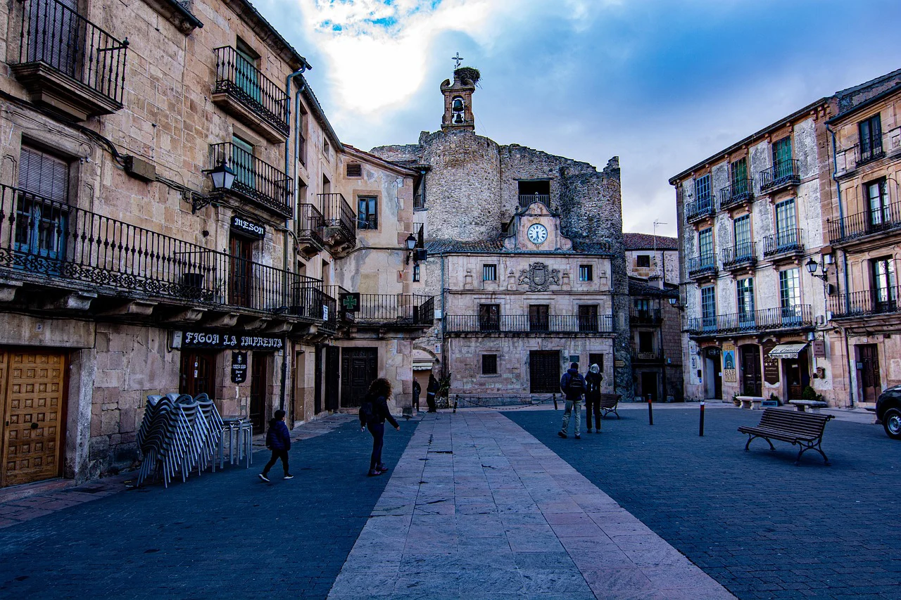 Plaza urbana de Sigüenza con edificios históricos y espacio público municipal, ejemplo de patrimonio gestionado por un ayuntamiento.